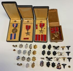 US MILITARY INSIGNIA AND MEDALS INCLUDING BRONZE STAR